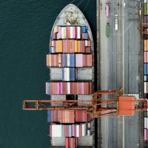 Vista ilustrativa de terminal portuário e contêineres